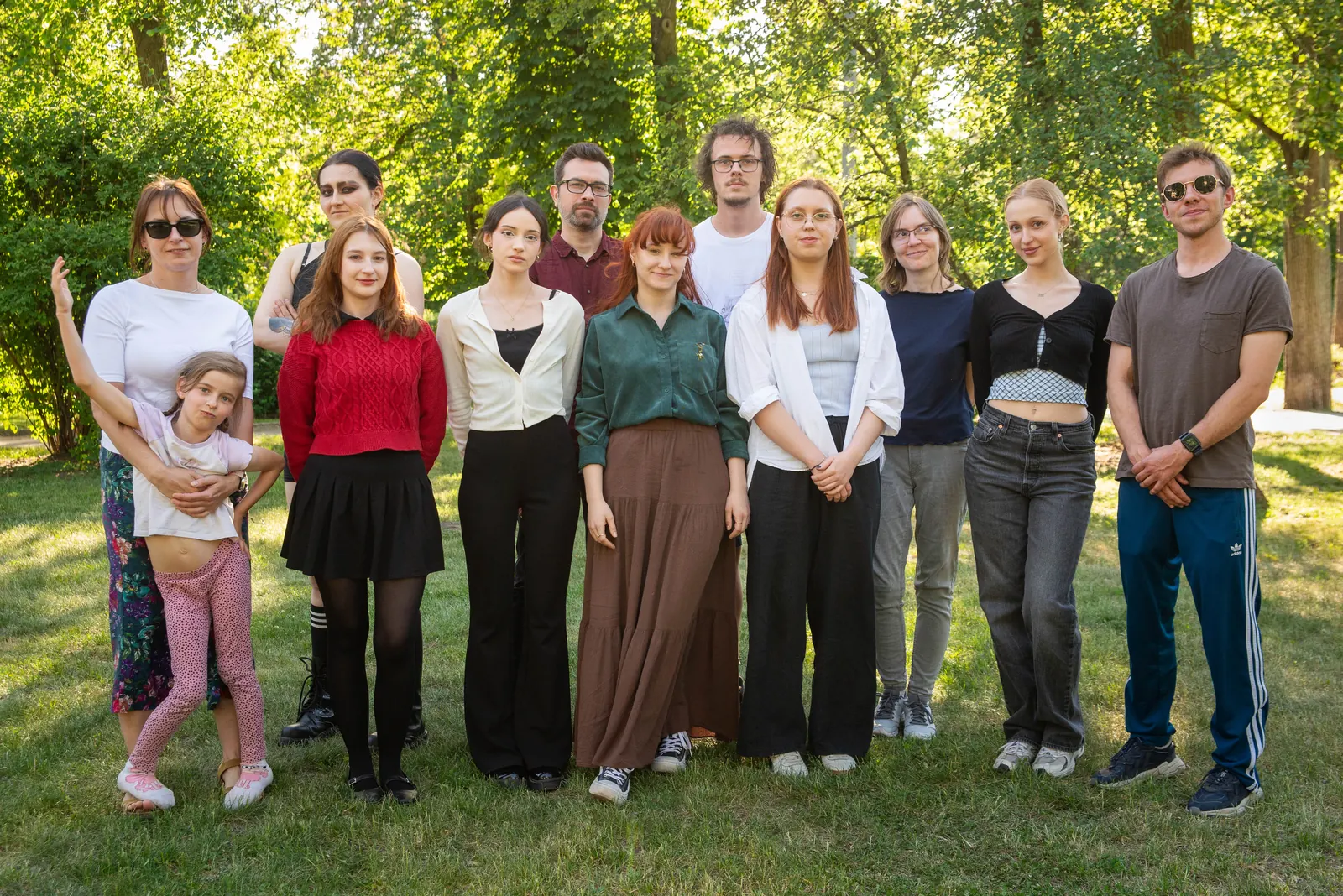 Członkowie i sympatycy Lucid Academy na wspólnym zdjęciu w parku